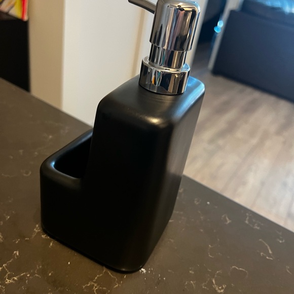 Kitchen soap dispenser with sponge holder - Picture 5 of 5